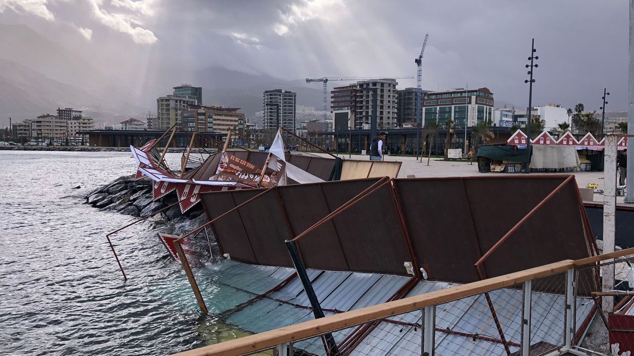 Fırtına Ramazan Organizasyonu Stantlarını Denize Uçurdu