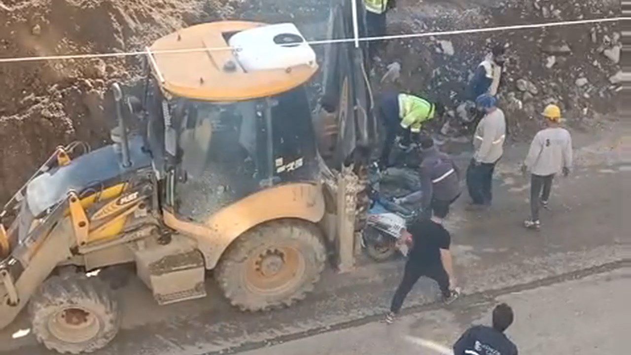 İş kazası: kepçe  motosikleti altına aldı…