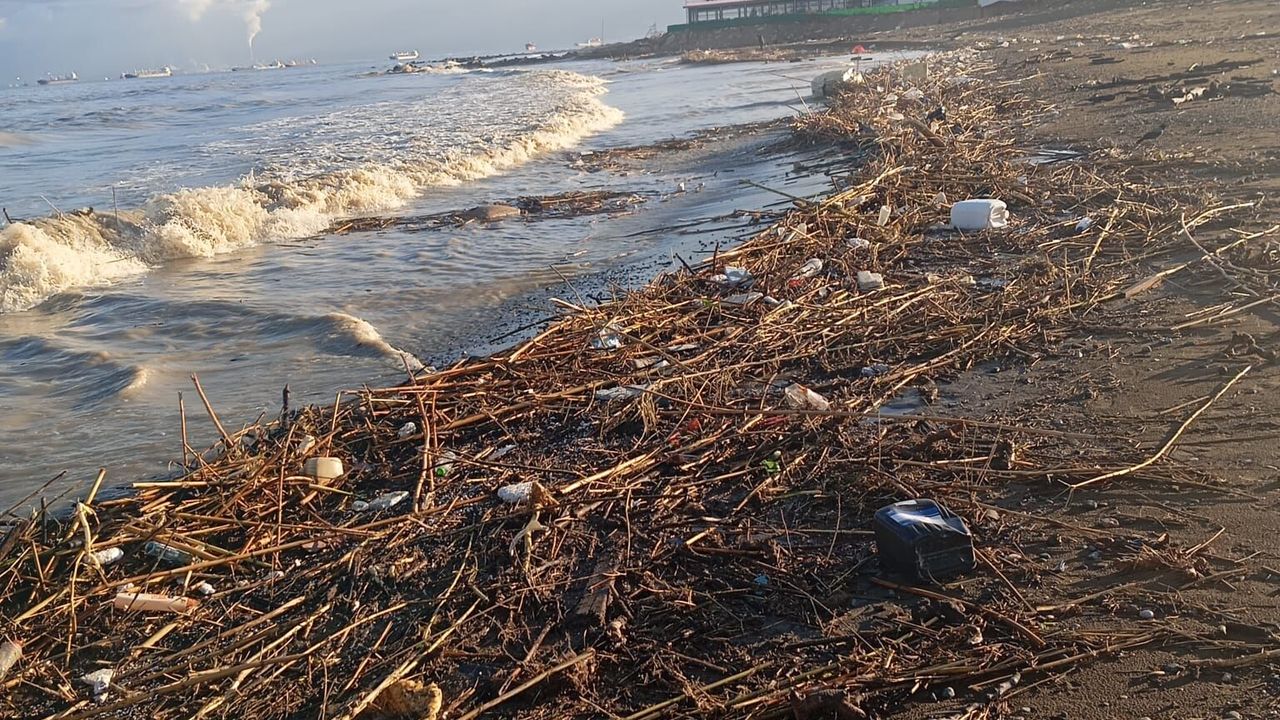 Arsuz Karaağaç Sahilini Yağış Sonrası atık vurdu!