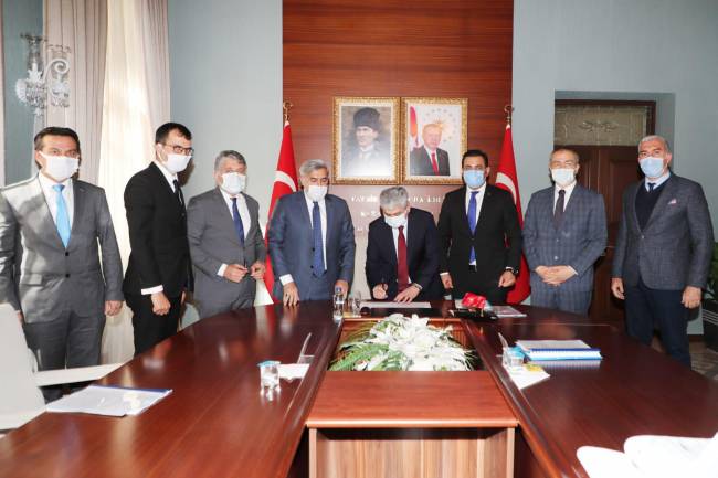 YAVUZ; “ MÜJDE..! AMİK GÖLÜNÜN SON GÖZYAŞI GÖLBAŞI GÖLÜ PROJESİ SÖZLEŞMESİNİ  İMZALADIK. İLÇEMİZE HAYIRLI OLSUN”