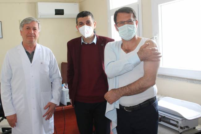 SAMANDAĞ BELEDİYE BAŞKANI AV. REFİK ERYILMAZ KORONAVİRÜS AŞISI OLDU