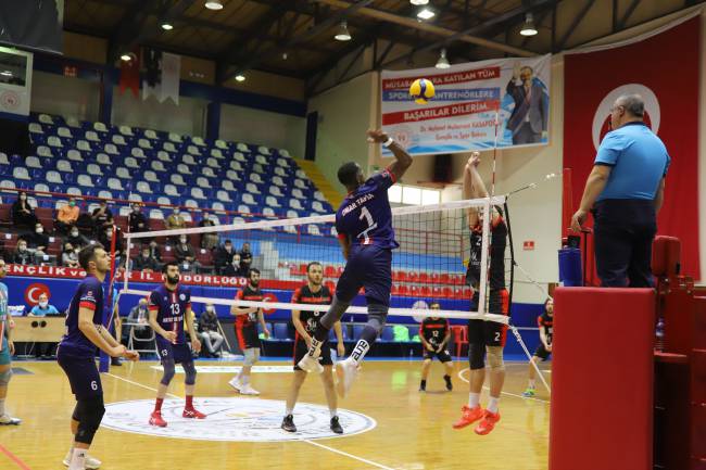 HATAY BÜYÜKŞEHİR BELEDİYESPOR’UN ZİRVE MÜCADELESİ SÜRÜYOR MAVİ-BEYAZLILAR YOLUNA KAYIPSIZ DEVAM EDİYOR