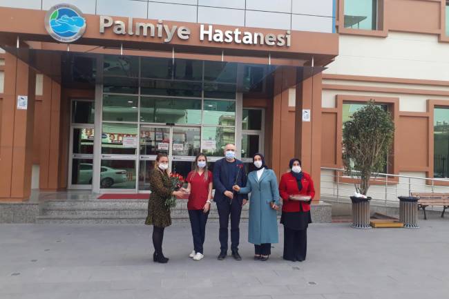 AK PARTİ KADIN KOLLARI’NDAN PALMİYE’YE TIP BAYRAMI ZİYARETİ