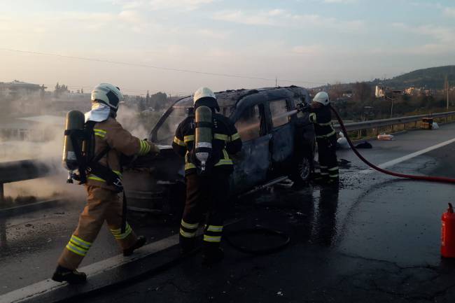 HBB İTFAİYESİNDEN ANINDA MÜDAHALE ARAÇ YANGINI KISA SÜREDE SÖNDÜRÜLDÜ