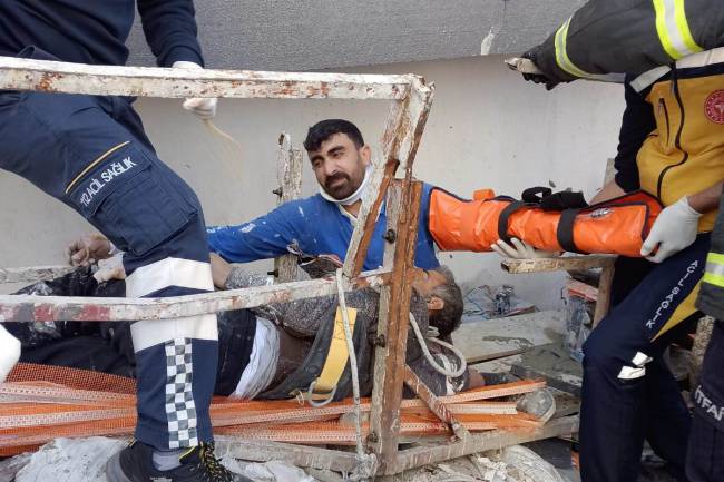 İLK MÜDAHALE HBB İTFAİYESİNDEN  HBB İTFAİYE EKİPLERİ ÇÖKEN İNŞAATA ANINDA MÜDAHALE ETTİ