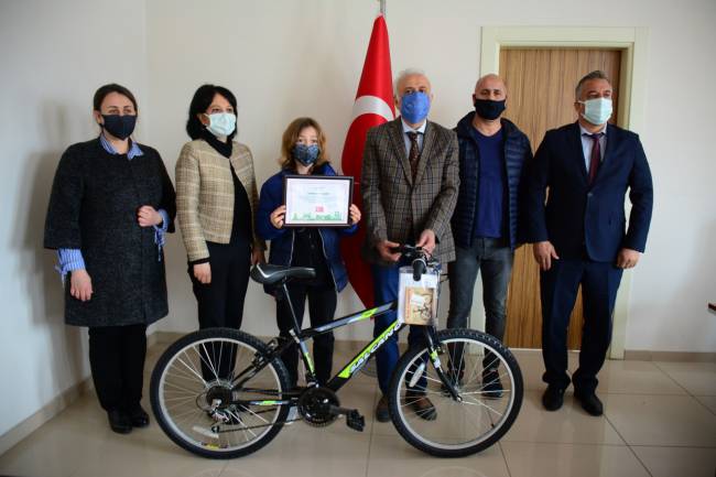 “FEDAKÂR SAĞLIK ÇALIŞANLARI” KONULU RESİM YARIŞMASININ ÖDÜLLERİ VERİLDİ