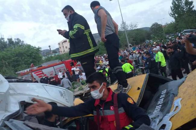 Defne’de feci kaza: 4 ölü, 4 yaralı