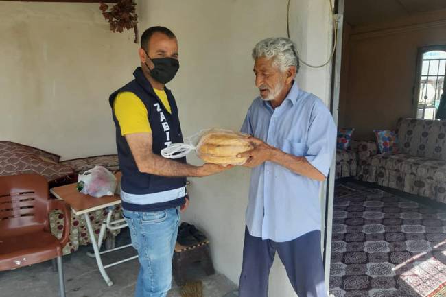KIRIKHAN BELEDİYESİ ZABITA EKİPLERİ YAŞLILARA ÜCRETSİZ EKMEK DAĞITIMI YAPTI