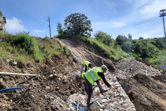 TEHLİKE ARZ EDEN BÖLGELERDE TAŞ DUVAR ÇALIŞMALARI DEVAM EDİYOR