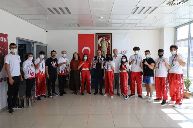 ŞAMPİYON SPORCULAR BAŞKAN SAVAŞ’I ZİYARET ETTİ