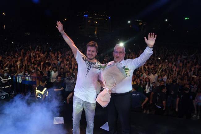 İSKENDERUN’DA FESTİVAL ÇOŞKUSU DEVAM EDİYOR -İSKENDERUN’DA FERHAT GÖÇER VE MUSTAFA CECELİ FETTAH CAN RÜZGÂRI ESTİ