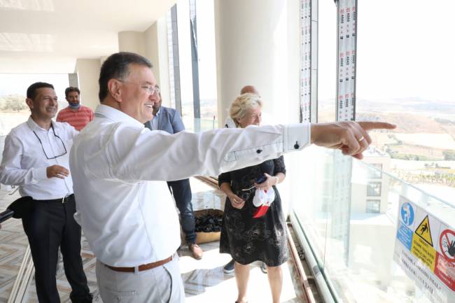 BİRLEŞMİŞ MİLLETLER BÜYÜKELÇİSİ VINTON EXPO ALANINA HAYRAN KALDI EXPO 2021 HATAY ALANLARI MİSAFİRLERİNİ AĞRLAMAYA DEVAM EDİYOR HBB BAŞKANI SAVAŞ: EXPO 2021 HATAY BÖLGEDEKİ BARIŞA KATKI VERECEK