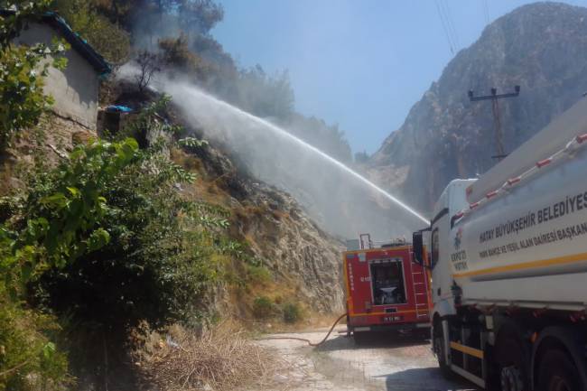 HBB’NİN ÖNGÖRÜSÜ FELAKETİ ÖNLEDİ HBB'NİN RİSKLİ BÖLGEDE TUTTUĞU İTFAİYE ARAÇLARI YANGINA ANINDA  MÜDAHALE ETTİ  HBB İTFAİYESİNDEN HIZLI MÜDAHALE