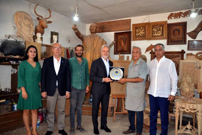 İTSO’dan Yılın Ahisi Seçilen Behzat Böke Ustaya Plaket Ahşap Mobilya Ustası Behzat Böke, Ağacı Kilim Gibi dokuyor