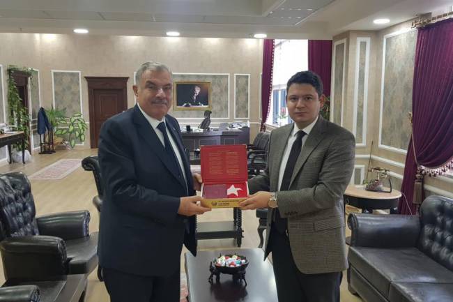 BAŞKAN YILMAZ’DAN ARSUZ KAYMAKAMLIĞI GÖREVİNE ATANAN HACI HASAN GÖKPINAR’A ZİYARET