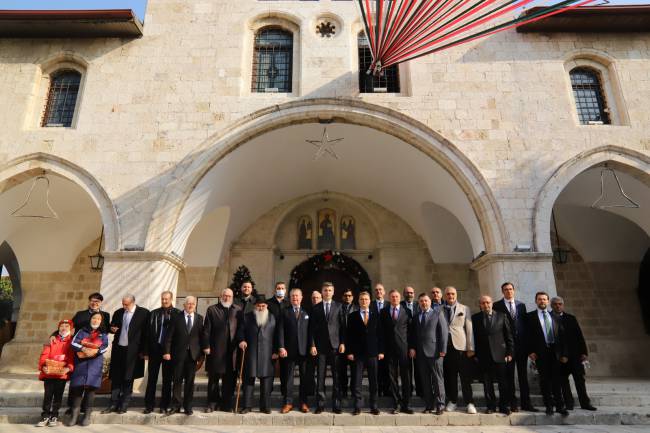 HATAY’DA BAYRAMLAR HEP BİRLİKTE ANLAMLI  HBB BAŞKANI SAVAŞ NOEL BAYRAMININ SEVİNCİNE ORTAK OLDU LÜTFÜ SAVAŞ: HER BAYRAMI BİRLİKTE KUTLAMANIN ONURUNU YAŞIYORUZ