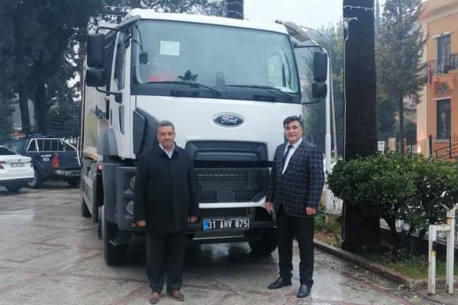 ÇEVRE VE ŞEHİRCİLİK BAKANLIĞI’NDAN KIRIKHAN’A ÇÖP TOPLAMA ARACI HİBE EDİLDİ