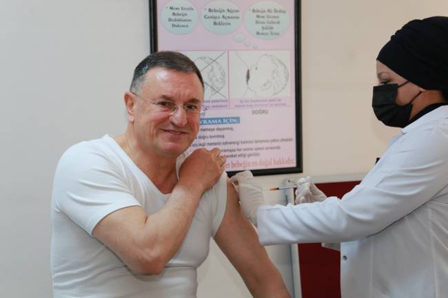 BAŞKAN SAVAŞ BEŞİNCİ DOZ KORONAVİRÜS AŞISI YAPTIRDI SAVAŞ: AŞI OLALIM VE KORKULU RÜYA GÖRMEYELİM