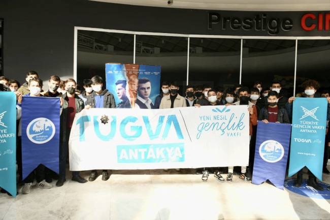 ANTAKYA BELEDİYESİ VE TÜGVA İŞ BİRLİĞİ İLE    ÖĞRENCİLER “KESİŞME: İYİ Kİ VARSIN EREN” FİLMİNİ ÜCRETSİZ İZLEDİLER