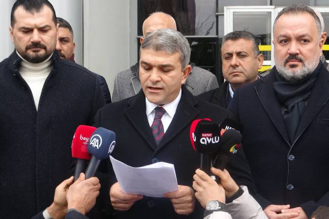 Sedef Kabaş tarafından bir televizyon kanalında AK Parti Genel Başkanımız Cumhurbaşkanımız Sayın Recep Tayyip Erdoğan'a yönelik çirkin, anti demokratik ve faşizan sözler sebebiyle AK Parti Teşkilatları olarak tüm Türkiye’de 81 ilde eş zamanlı Sedef Kabaş, Engin Özkoç ve Aykut Erdoğdu ile ilgili İl Başkanımız Adem Yeşildal suç duyurusunda bulunarak basın açıklamasında bulundu.