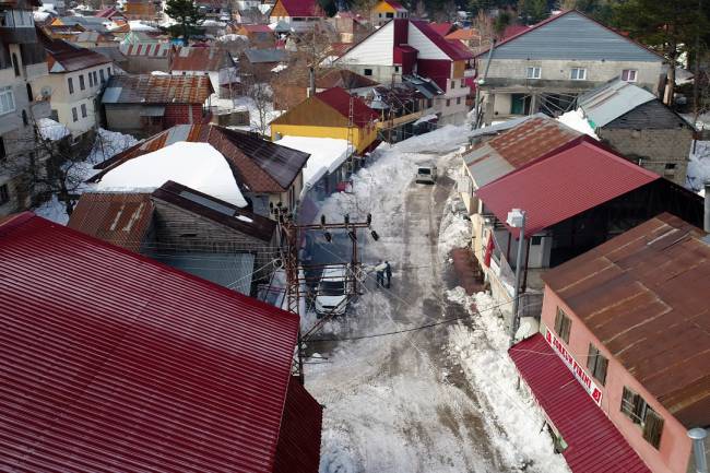 OSMANİYE BELEDİYESİ ZORKUN MERKEZ VE YAYLALARDA KAR YAĞIŞINDAN KAPANAN ANA ARTER  VE ARA YOLLARI AÇIYOR.