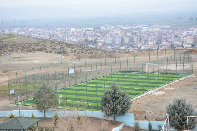 BAŞKAN YAVUZ KIRIKHAN’A 3 ADET SENTETİK ÇİM SAHAYI DAHA HİZMETE SUNDU