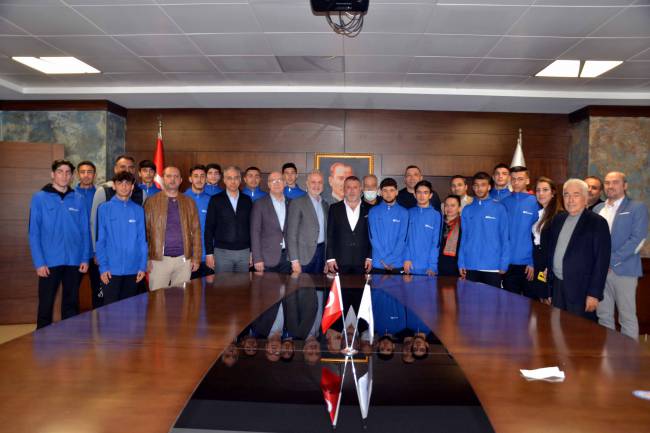 Abdullah Sayek Anadolu Lisesi Futbol Takımından İTSO’ya Ziyaret Türkiye’de İlk 8 Takım Arasına girme başarısı gösterdiler