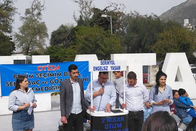 CHP’Lİ GENÇLERDEN OTİZM FARKINDALIĞI