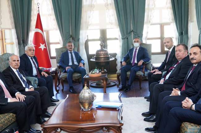 Kilis'te yapılacak eğitim yatırımlarını yerinde incelemelerde bulunmak üzere Kilise  gelen Milli Eğitim Bakanı Sayın Mahmut Özer, Valimiz Sayın Recep Soytürk'ü makamında ziyaret ederek, Valiliğimiz Toplantı Salonunda İl Eğitim Değerlendirme Toplantısına katıldı.