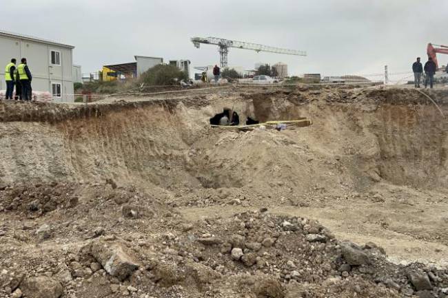 Hatay'ın Arsuz ilçesinde inşaat çalışmaları sırasında bulunan kaya mezar odaları, müze ekiplerinin incelemesiyle görüntülendi. Yöre halkı, kaya mezarlarını merakla ziyaret ediyor.