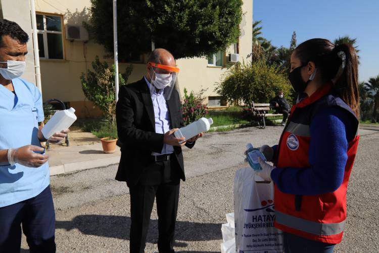 HBB’DEN HATAY HUZUREVİ’NE HİJYEN SETİ HBB’DEN KORONAVİRÜS İLE MÜCADELEDE YAŞLILARA DESTEK