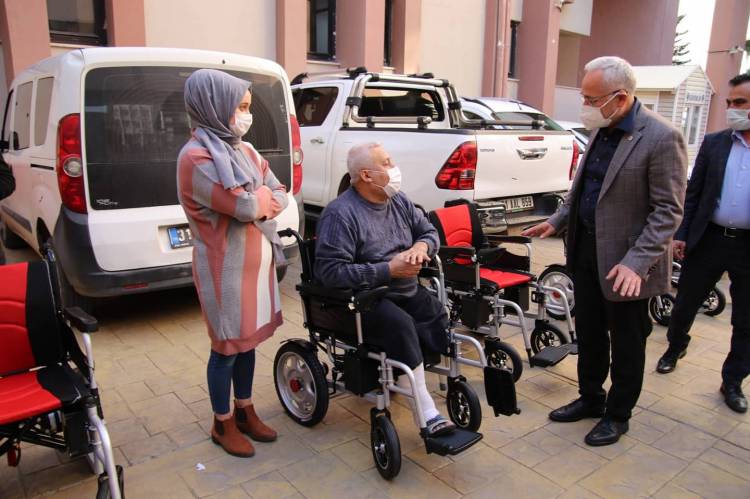 BAŞKAN FATİH TOSYALI:ENGELLİ BİREYLERE  AKÜLÜ TEKERLEKLİ ARAÇ DESTEĞİMİZİ SÜRDÜRÜYORUZ