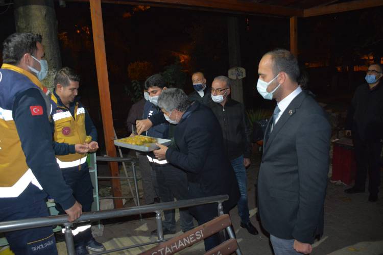 BAŞKAN YAVUZ YILBAŞI GECESİ GÜVENLİK GÜÇLERİ VE SAĞLIK ÇALIŞANLARINI YALNIZ  BIRAKMADI