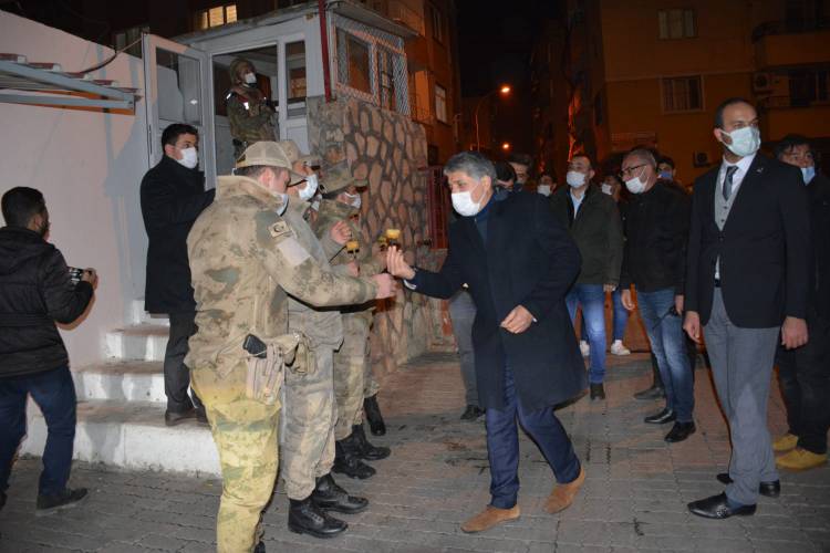 BAŞKAN YAVUZ YILBAŞI GECESİ GÜVENLİK GÜÇLERİ VE SAĞLIK ÇALIŞANLARINI YALNIZ  BIRAKMADI