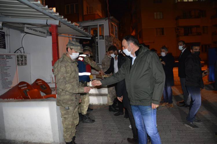 BAŞKAN YAVUZ YILBAŞI GECESİ GÜVENLİK GÜÇLERİ VE SAĞLIK ÇALIŞANLARINI YALNIZ  BIRAKMADI