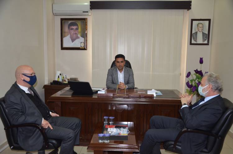 İTSO Yönetimi İş insanı Uluslararası Nakliyat İşletme Sahibi Abdo Mercimek’e Plaket Takdim Etti.