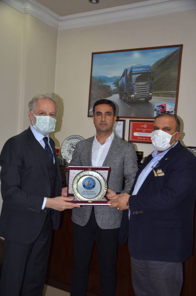 İTSO Yönetimi İş insanı Uluslararası Nakliyat İşletme Sahibi Abdo Mercimek’e Plaket Takdim Etti.