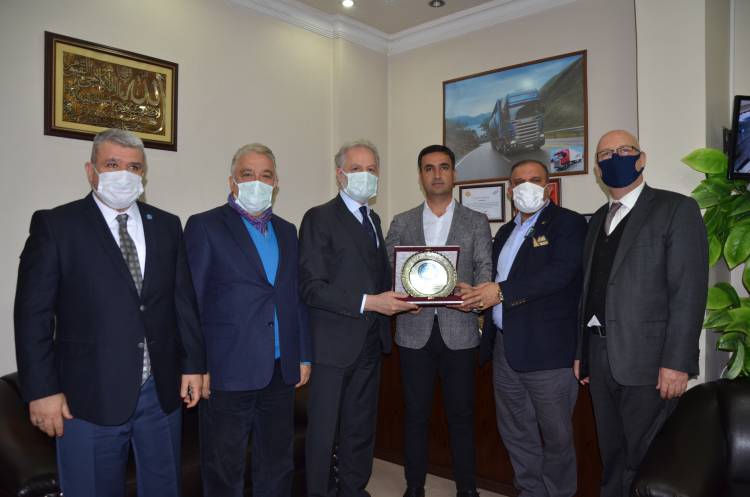 İTSO Yönetimi İş insanı Uluslararası Nakliyat İşletme Sahibi Abdo Mercimek’e Plaket Takdim Etti.