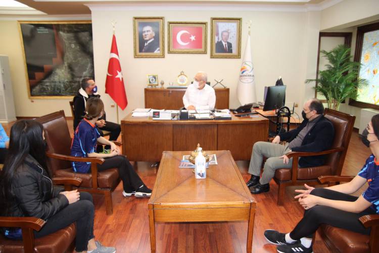 HENTBOL SPORCULARINDAN BAŞKAN TOSYALI'YA ZİYARET