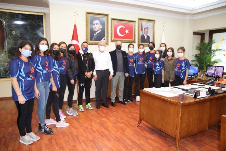 HENTBOL SPORCULARINDAN BAŞKAN TOSYALI'YA ZİYARET
