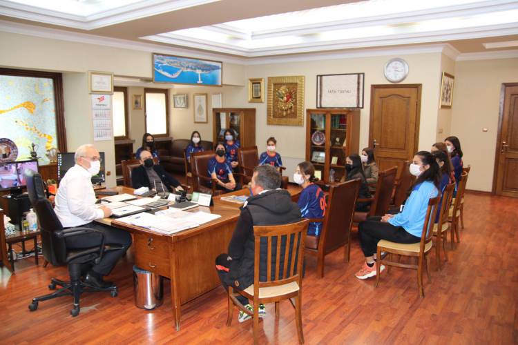 HENTBOL SPORCULARINDAN BAŞKAN TOSYALI'YA ZİYARET