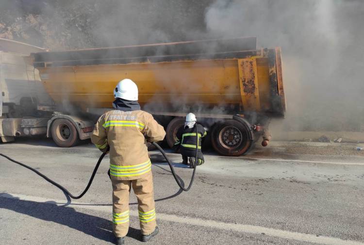 HBB İTFAİYESİNDEN HIZLI MÜDAHALE İSKENDERUN’DAKİ YANAN ARAÇ HBB İTFAİYESİ TARAFINDAN SÖNDÜRÜLDÜ