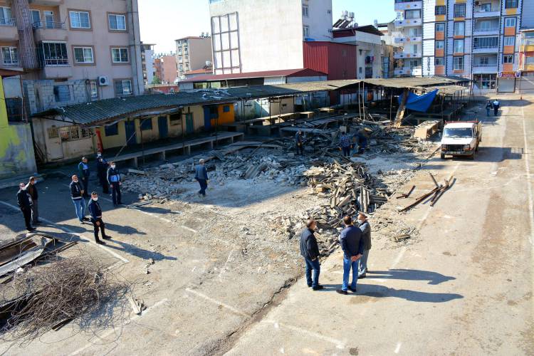 BAŞKAN YAVUZ YENİ SEMT PAZAR YERİ İÇİN YIKIM ÇALIŞMALARINI BAŞLATTI