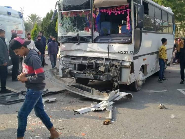 Tarım işçilerini taşıyan iki minibüs kafa kafaya çarpıştı: 6 yaralı