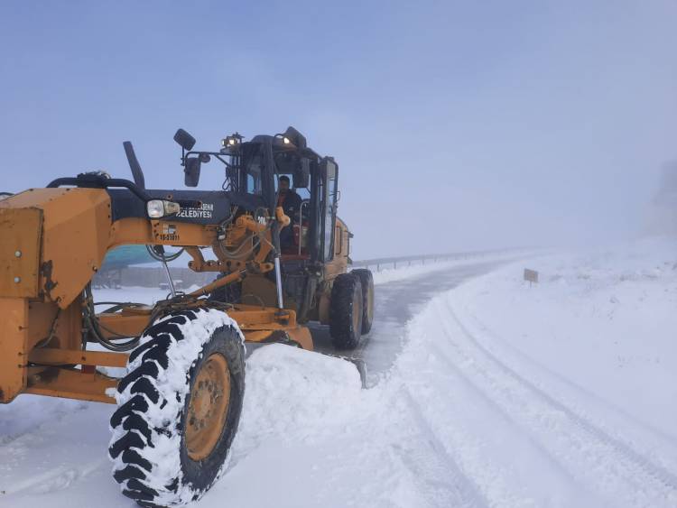 HBB KARLA MÜCADELE EDİYOR ŞENKÖY’DE KAPANAN YOLLARI HBB EKİPLERİ AÇTI