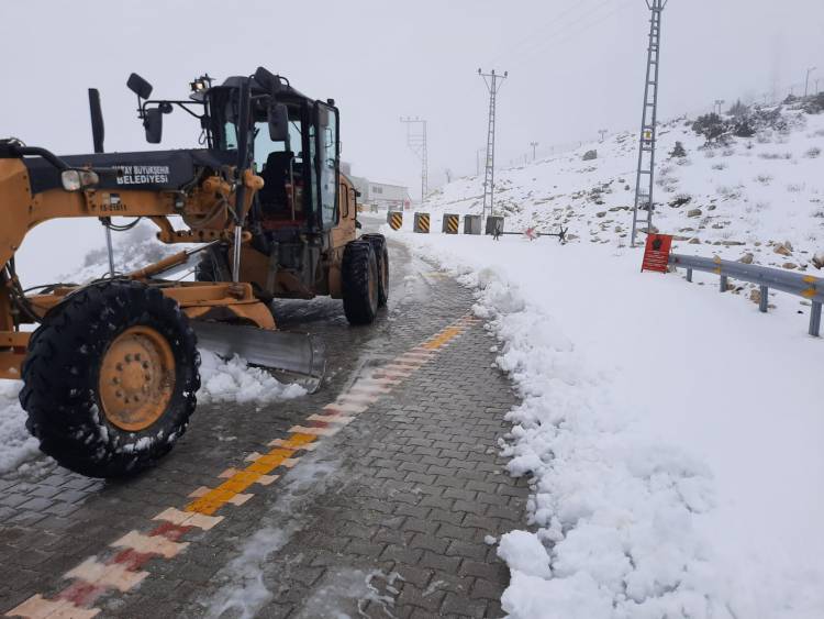 HBB KARLA MÜCADELE EDİYOR ŞENKÖY’DE KAPANAN YOLLARI HBB EKİPLERİ AÇTI