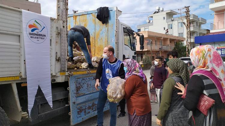 İSKENDERUN BELEDİYESİ İHTİYAÇ SAHİBİ VATANDAŞLARA PATATES  DAĞITIMINA BAŞLADI