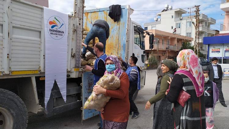 İSKENDERUN BELEDİYESİ İHTİYAÇ SAHİBİ VATANDAŞLARA PATATES  DAĞITIMINA BAŞLADI