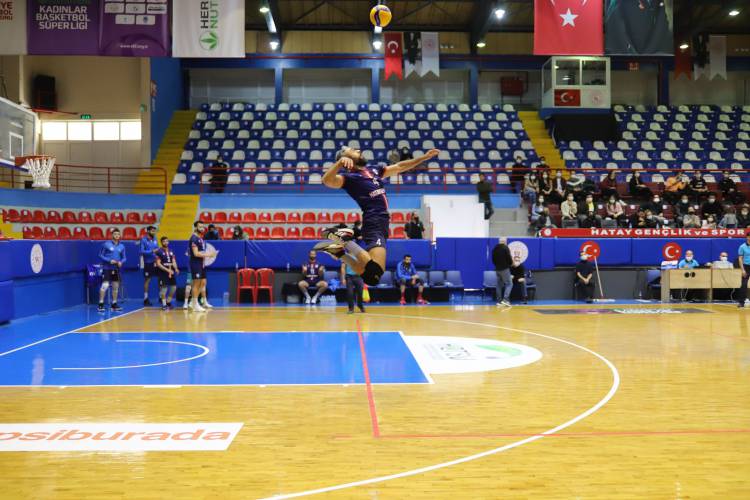 HATAY BÜYÜKŞEHİR BELEDİYESPOR’UN ZİRVE MÜCADELESİ SÜRÜYOR MAVİ-BEYAZLILAR YOLUNA KAYIPSIZ DEVAM EDİYOR