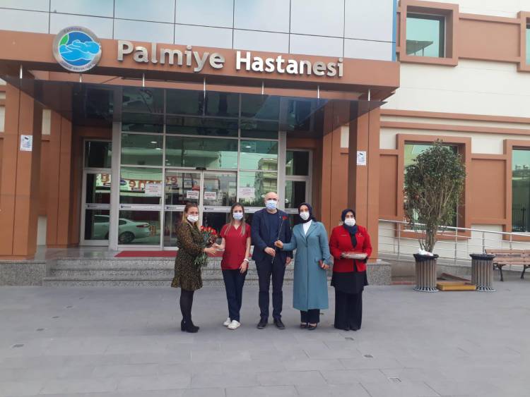 AK PARTİ KADIN KOLLARI’NDAN PALMİYE’YE TIP BAYRAMI ZİYARETİ